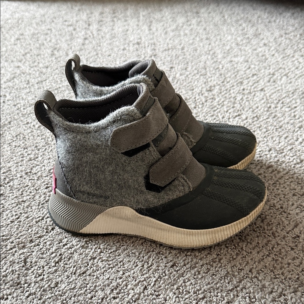 Sorel Kids Boots in Gray and Black